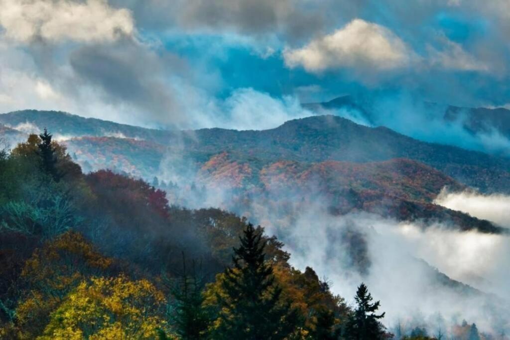 Whiskey Ridge Lodge, A Restored 1940S Gem, 2 Mins From Downtown, Breathtaking City Views, Custom Game Room, And Spacious Elegance Gatlinburg Eksteriør bilde