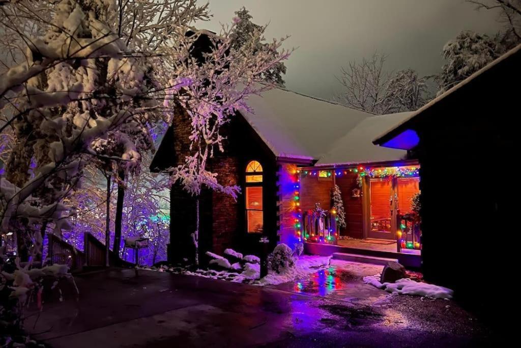 Whiskey Ridge Lodge, A Restored 1940S Gem, 2 Mins From Downtown, Breathtaking City Views, Custom Game Room, And Spacious Elegance Gatlinburg Eksteriør bilde