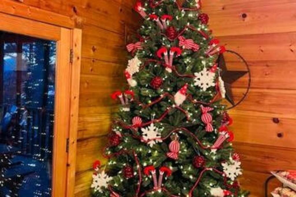 Whiskey Ridge Lodge, A Restored 1940S Gem, 2 Mins From Downtown, Breathtaking City Views, Custom Game Room, And Spacious Elegance Gatlinburg Eksteriør bilde