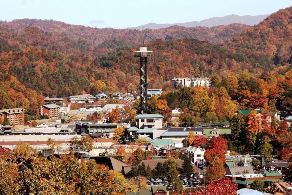 Whiskey Ridge Lodge, A Restored 1940S Gem, 2 Mins From Downtown, Breathtaking City Views, Custom Game Room, And Spacious Elegance Gatlinburg Eksteriør bilde