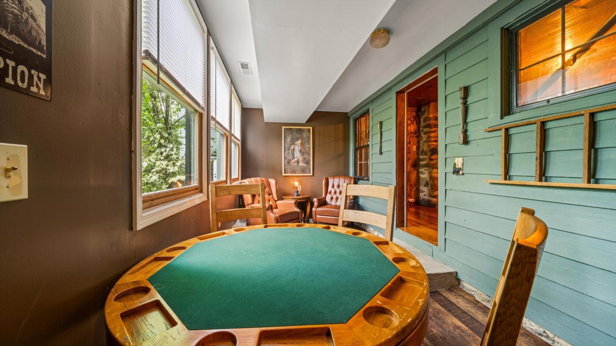 Whiskey Ridge Lodge, A Restored 1940S Gem, 2 Mins From Downtown, Breathtaking City Views, Custom Game Room, And Spacious Elegance Gatlinburg Eksteriør bilde