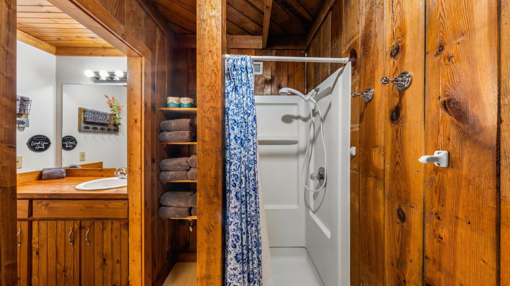 Whiskey Ridge Lodge, A Restored 1940S Gem, 2 Mins From Downtown, Breathtaking City Views, Custom Game Room, And Spacious Elegance Gatlinburg Eksteriør bilde