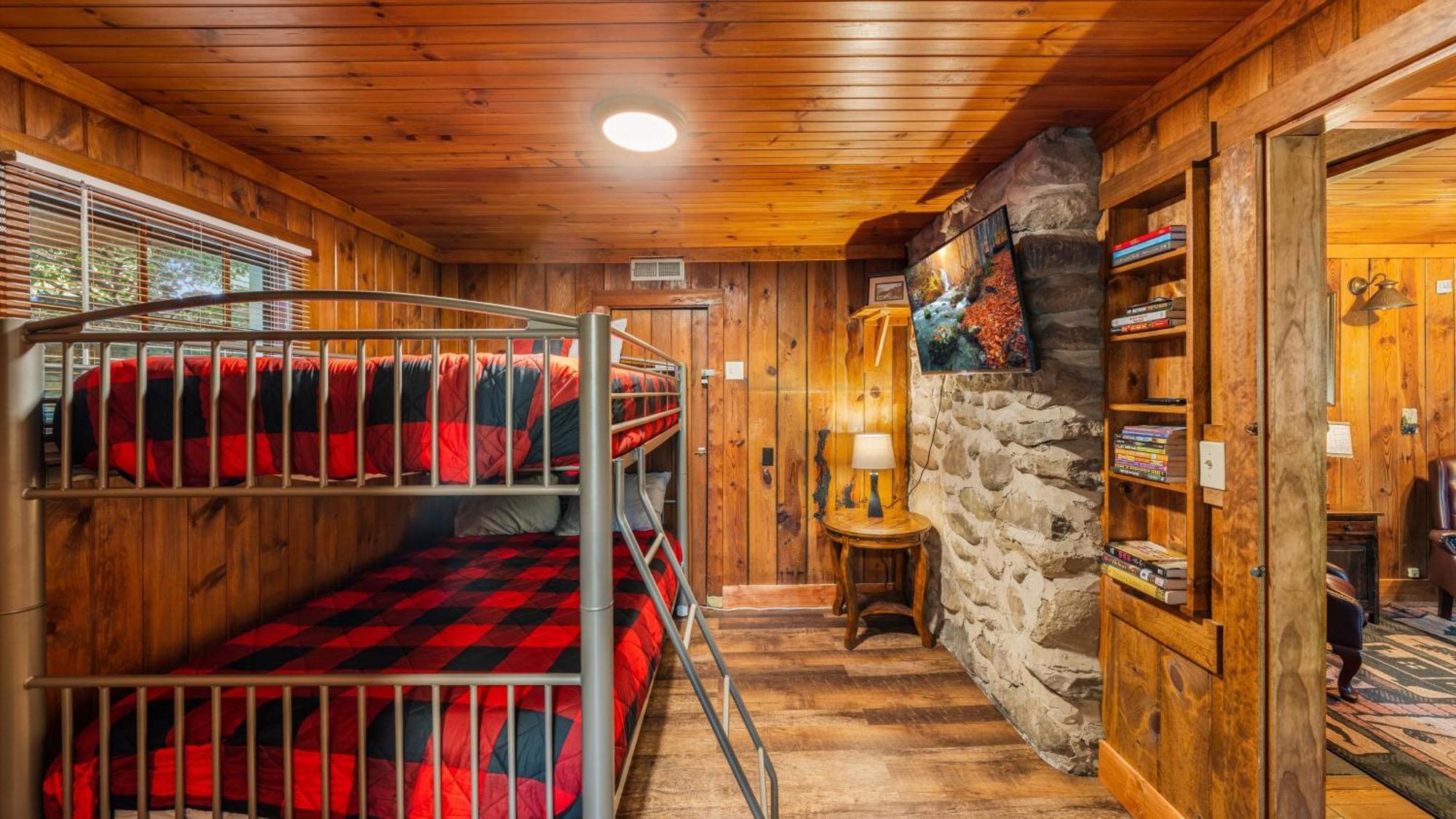 Whiskey Ridge Lodge, A Restored 1940S Gem, 2 Mins From Downtown, Breathtaking City Views, Custom Game Room, And Spacious Elegance Gatlinburg Eksteriør bilde
