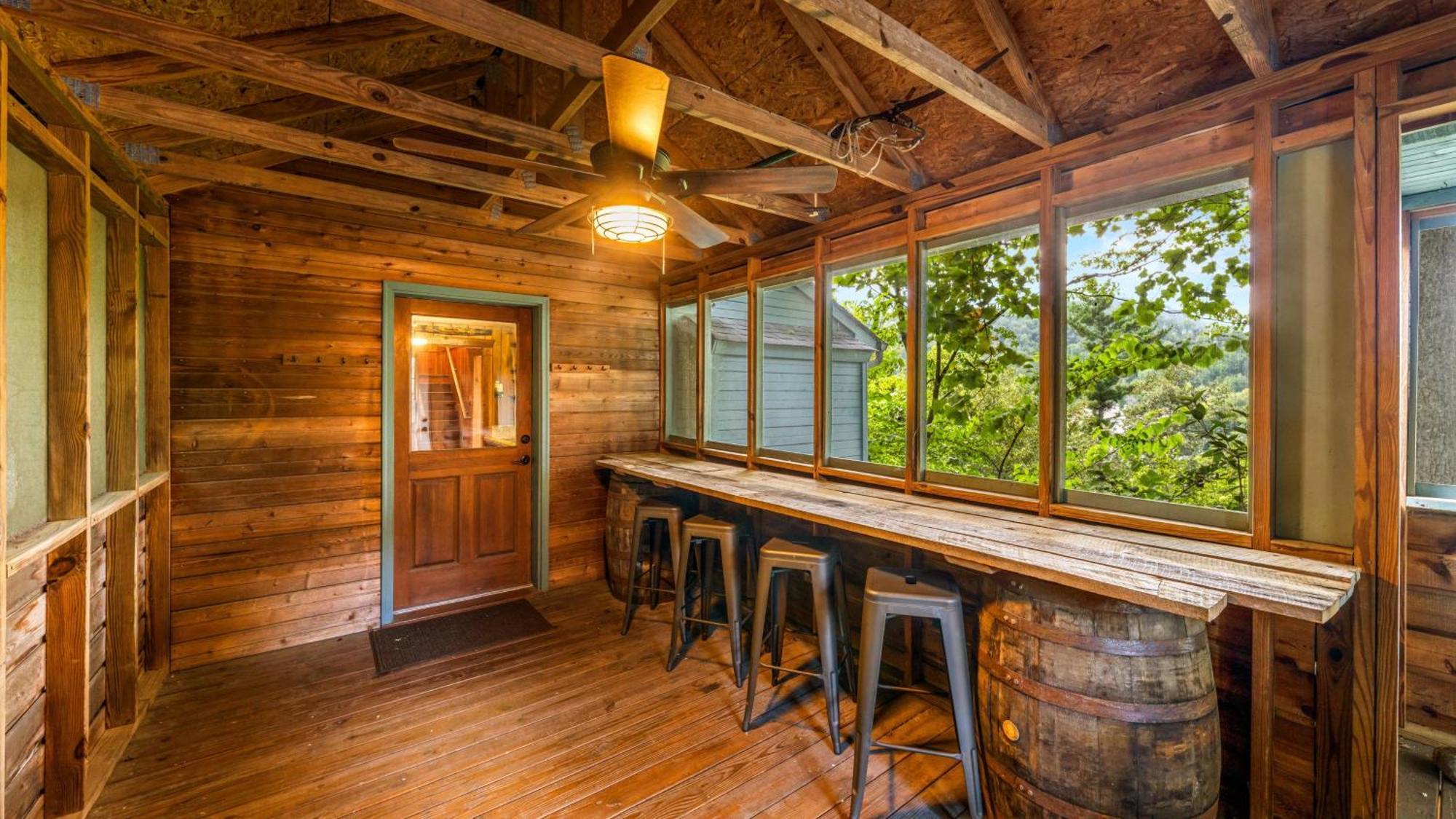 Whiskey Ridge Lodge, A Restored 1940S Gem, 2 Mins From Downtown, Breathtaking City Views, Custom Game Room, And Spacious Elegance Gatlinburg Eksteriør bilde