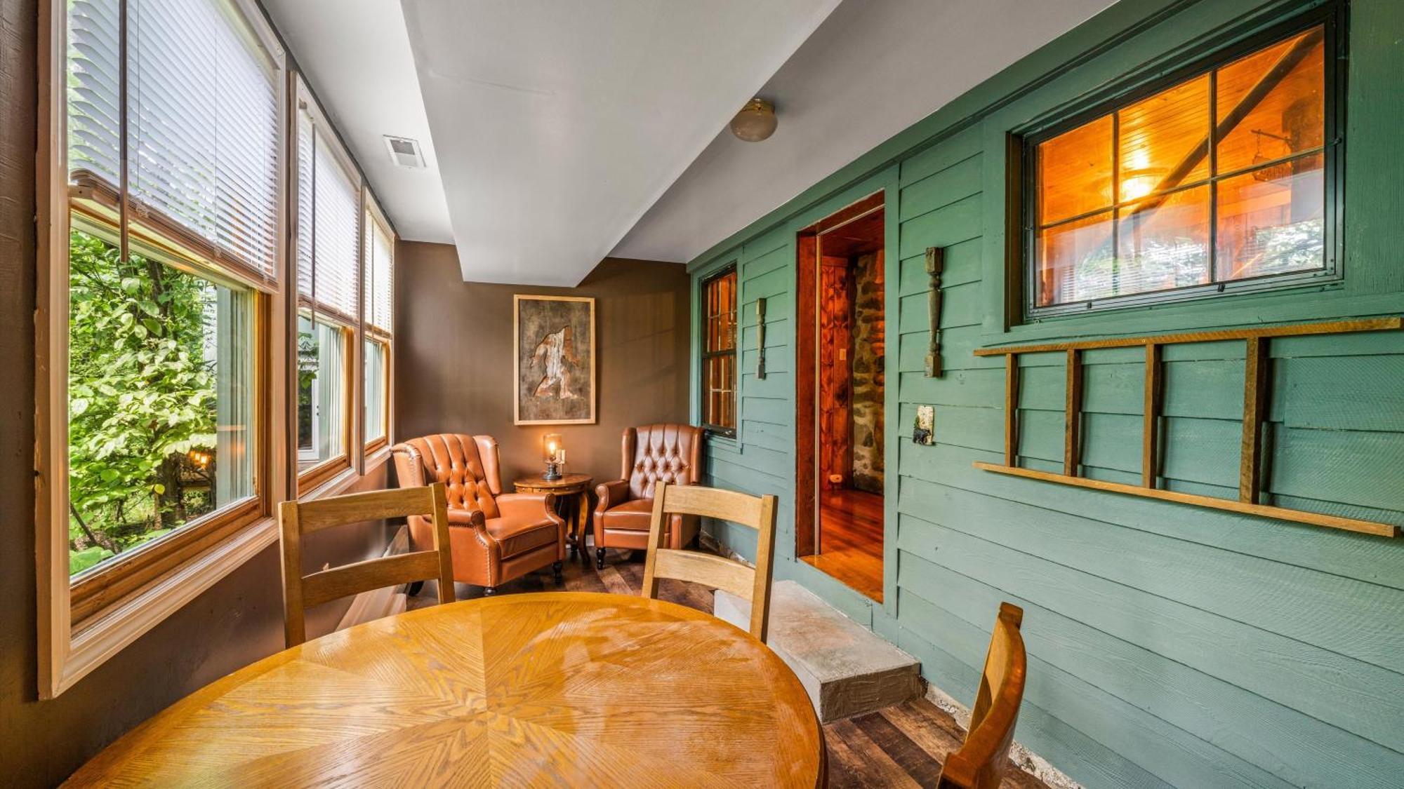 Whiskey Ridge Lodge, A Restored 1940S Gem, 2 Mins From Downtown, Breathtaking City Views, Custom Game Room, And Spacious Elegance Gatlinburg Eksteriør bilde