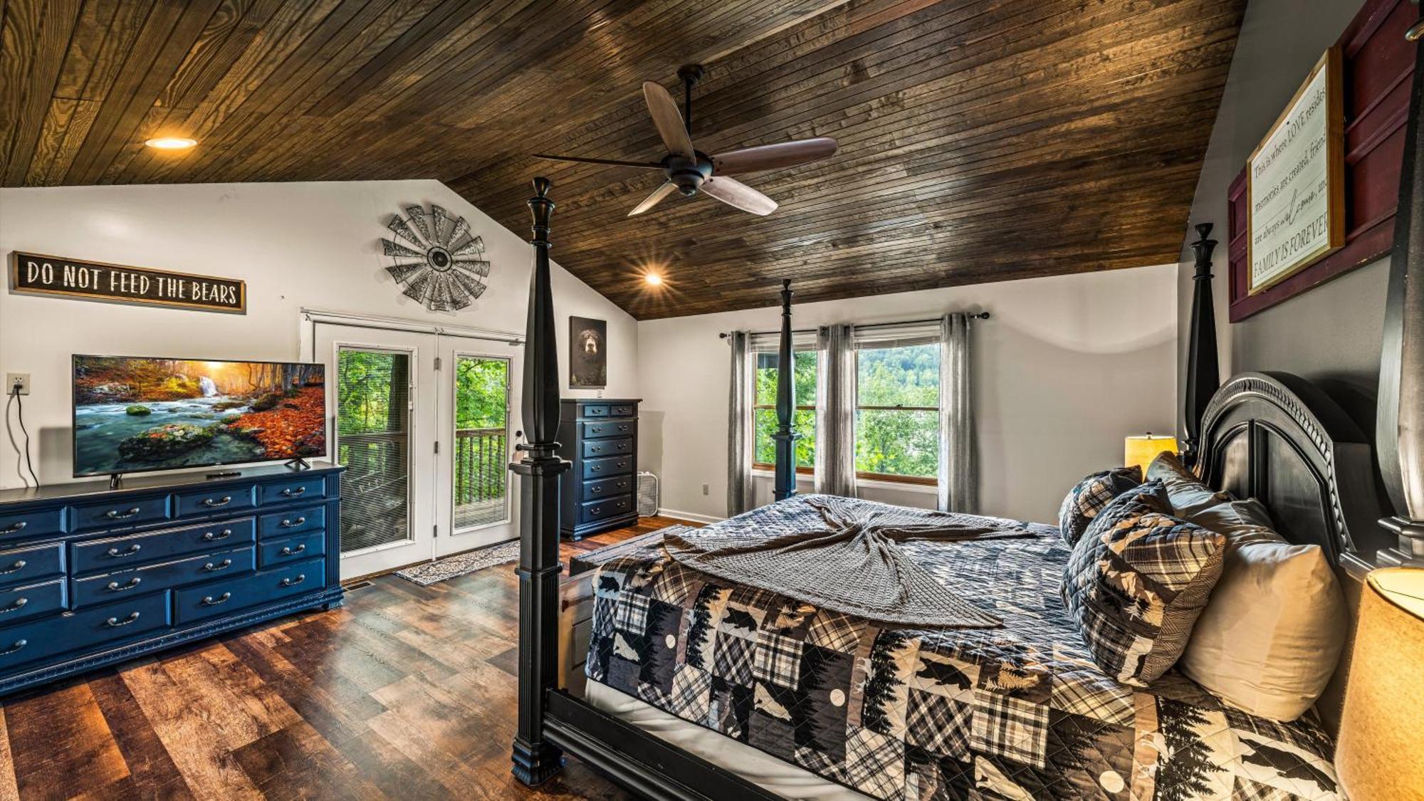 Whiskey Ridge Lodge, A Restored 1940S Gem, 2 Mins From Downtown, Breathtaking City Views, Custom Game Room, And Spacious Elegance Gatlinburg Eksteriør bilde