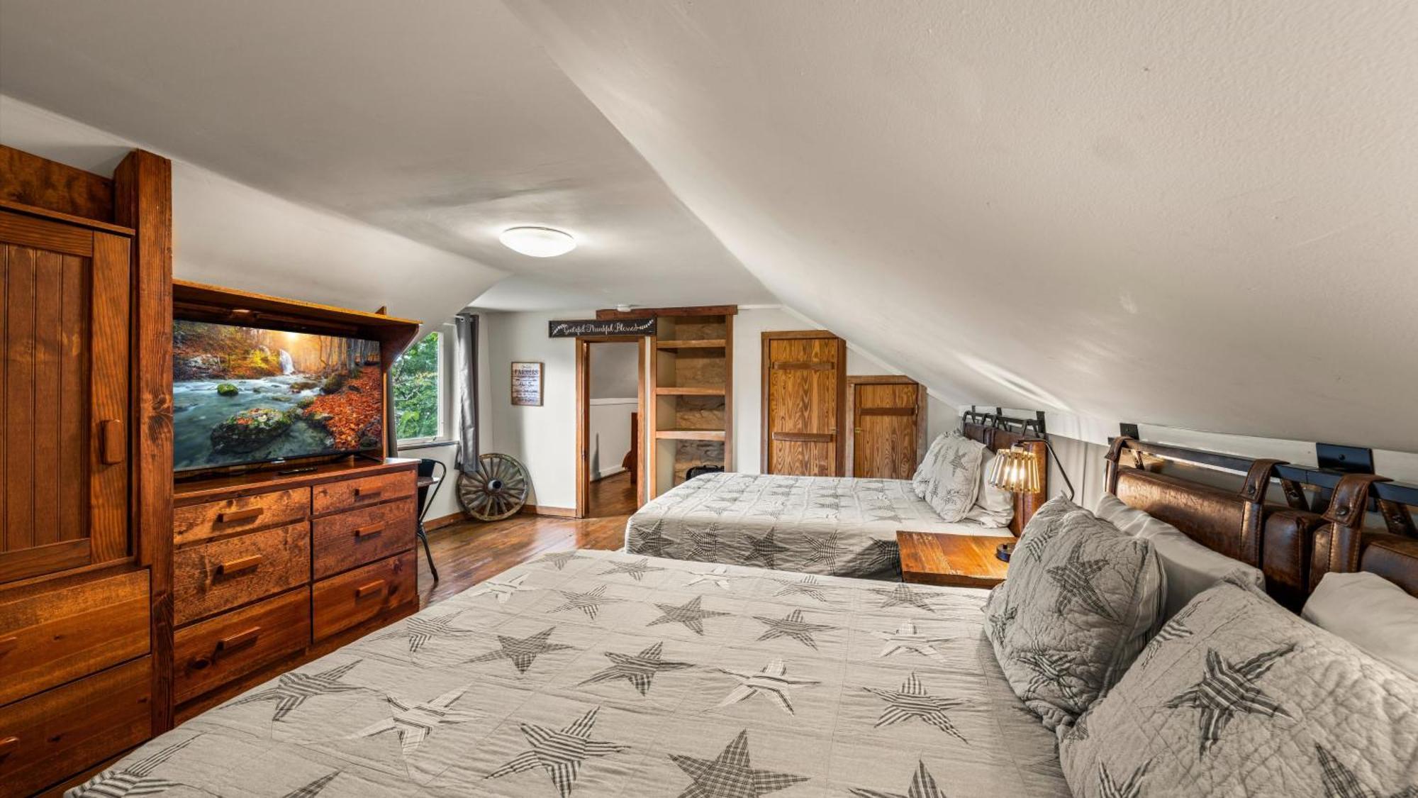 Whiskey Ridge Lodge, A Restored 1940S Gem, 2 Mins From Downtown, Breathtaking City Views, Custom Game Room, And Spacious Elegance Gatlinburg Eksteriør bilde