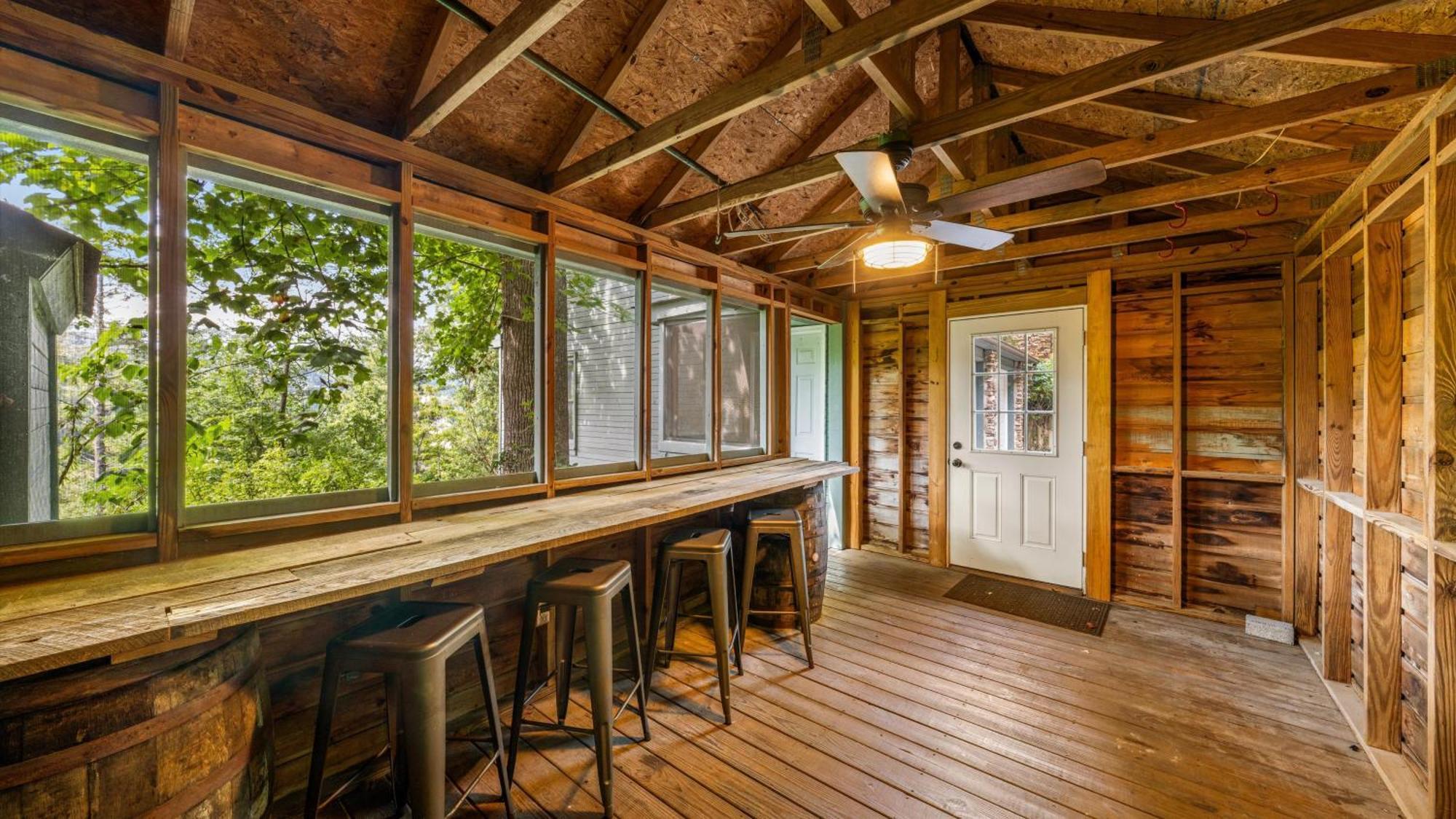 Whiskey Ridge Lodge, A Restored 1940S Gem, 2 Mins From Downtown, Breathtaking City Views, Custom Game Room, And Spacious Elegance Gatlinburg Eksteriør bilde