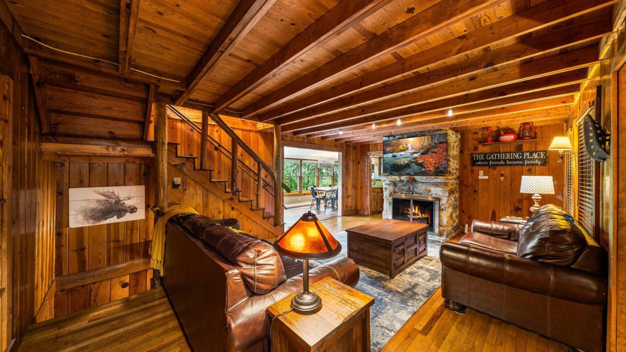 Whiskey Ridge Lodge, A Restored 1940S Gem, 2 Mins From Downtown, Breathtaking City Views, Custom Game Room, And Spacious Elegance Gatlinburg Eksteriør bilde