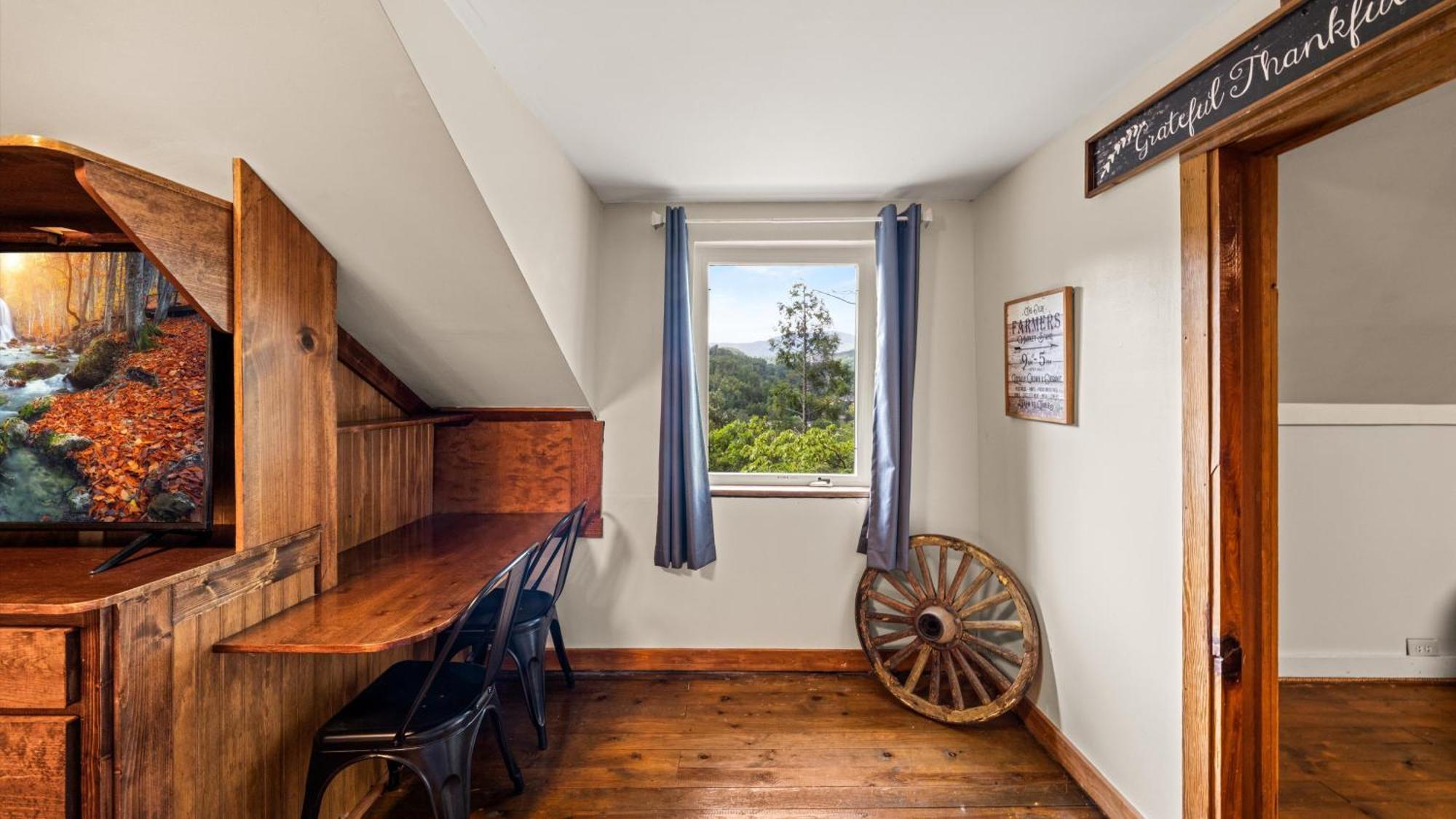 Whiskey Ridge Lodge, A Restored 1940S Gem, 2 Mins From Downtown, Breathtaking City Views, Custom Game Room, And Spacious Elegance Gatlinburg Eksteriør bilde