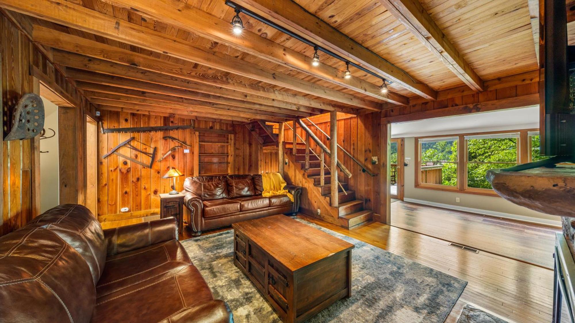 Whiskey Ridge Lodge, A Restored 1940S Gem, 2 Mins From Downtown, Breathtaking City Views, Custom Game Room, And Spacious Elegance Gatlinburg Eksteriør bilde