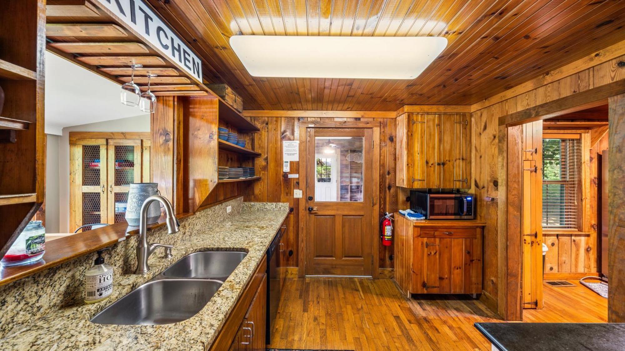 Whiskey Ridge Lodge, A Restored 1940S Gem, 2 Mins From Downtown, Breathtaking City Views, Custom Game Room, And Spacious Elegance Gatlinburg Eksteriør bilde