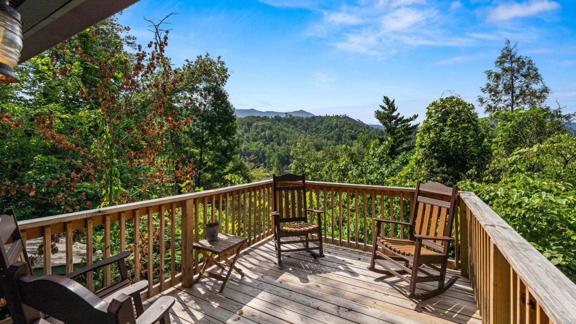 Whiskey Ridge Lodge, A Restored 1940S Gem, 2 Mins From Downtown, Breathtaking City Views, Custom Game Room, And Spacious Elegance Gatlinburg Eksteriør bilde