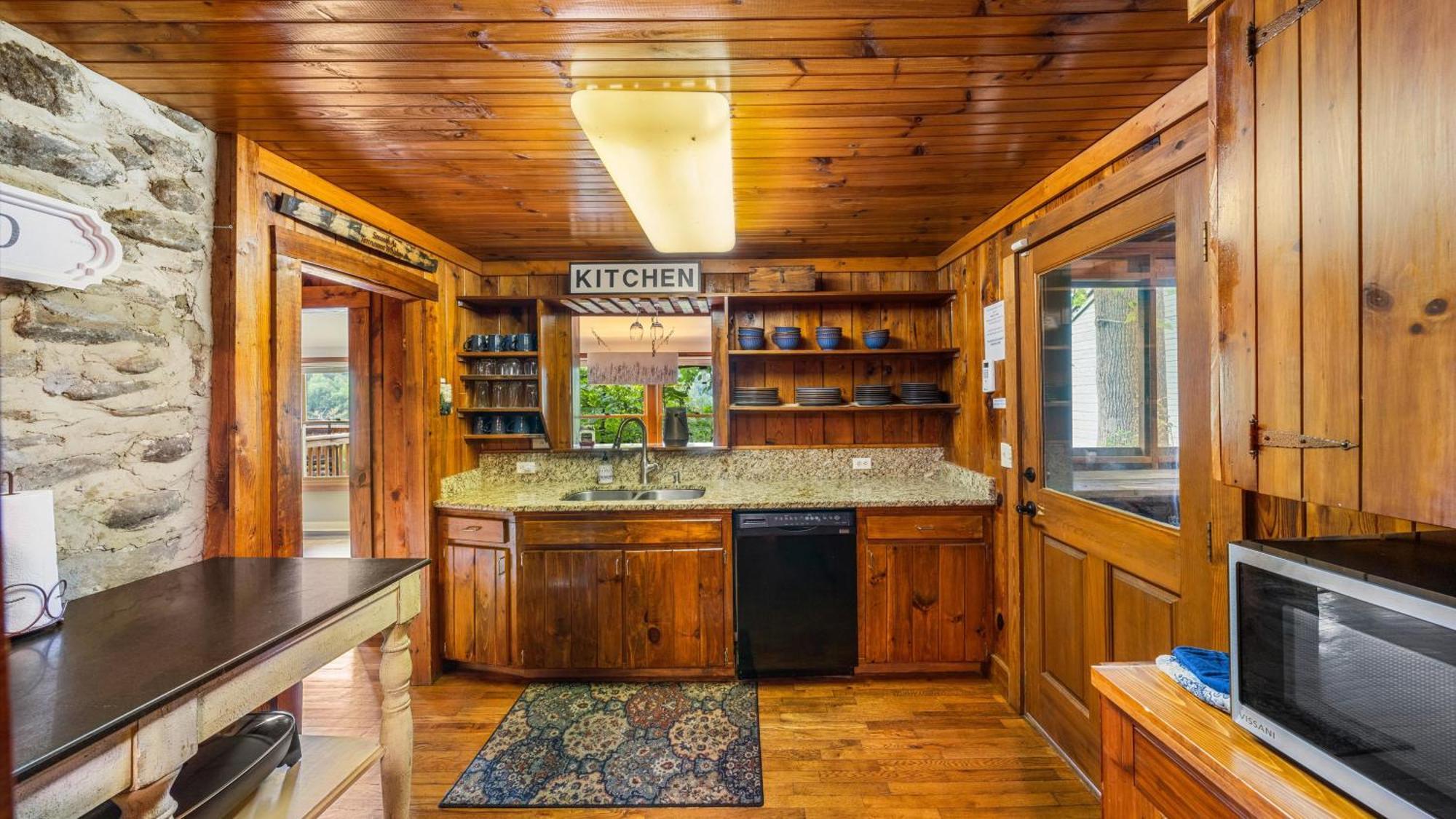Whiskey Ridge Lodge, A Restored 1940S Gem, 2 Mins From Downtown, Breathtaking City Views, Custom Game Room, And Spacious Elegance Gatlinburg Eksteriør bilde