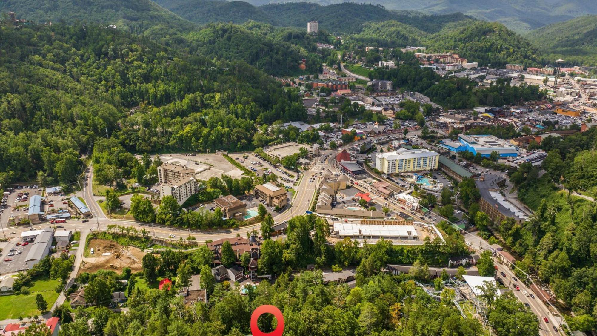 Whiskey Ridge Lodge, A Restored 1940S Gem, 2 Mins From Downtown, Breathtaking City Views, Custom Game Room, And Spacious Elegance Gatlinburg Eksteriør bilde