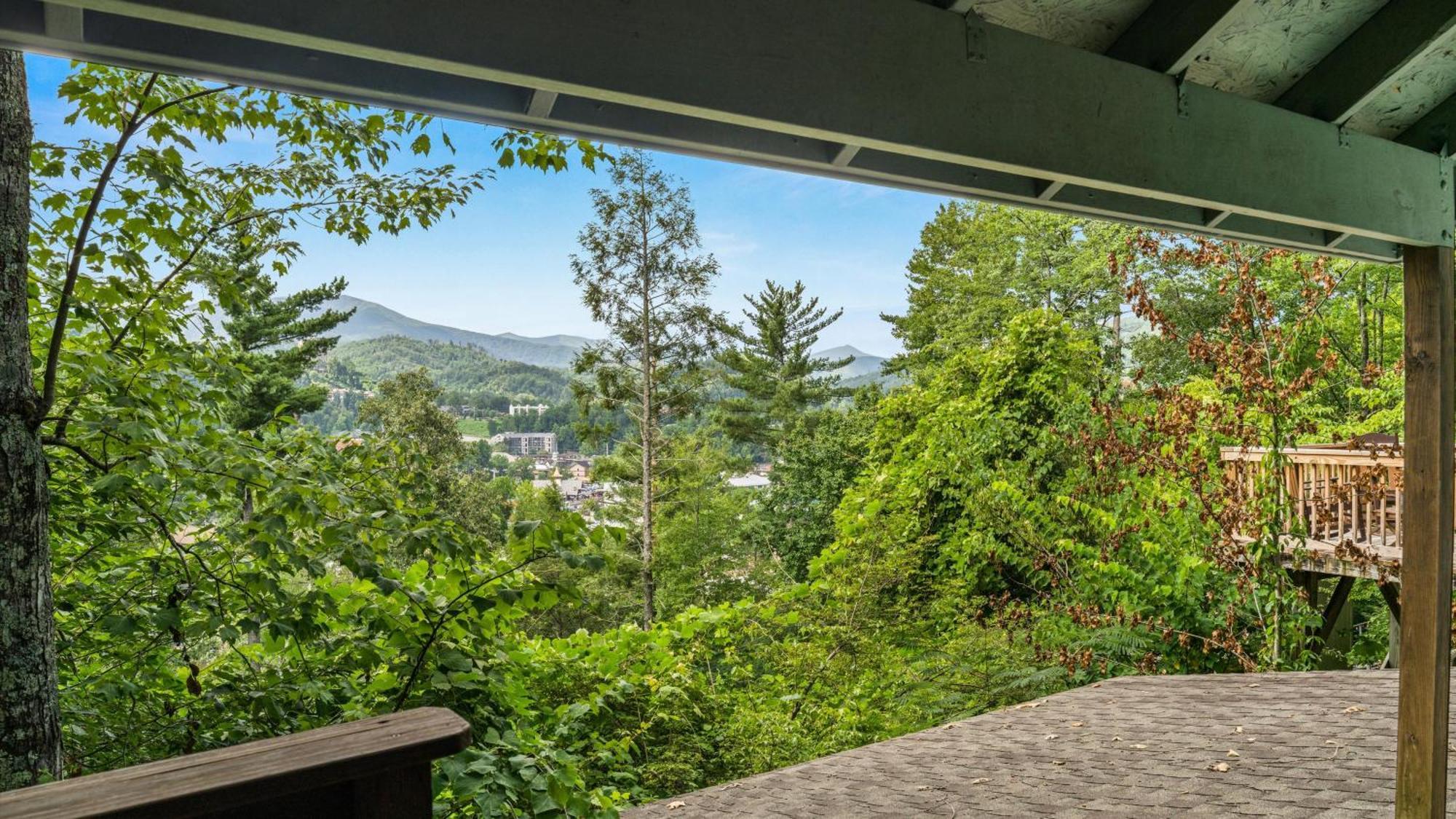 Whiskey Ridge Lodge, A Restored 1940S Gem, 2 Mins From Downtown, Breathtaking City Views, Custom Game Room, And Spacious Elegance Gatlinburg Eksteriør bilde
