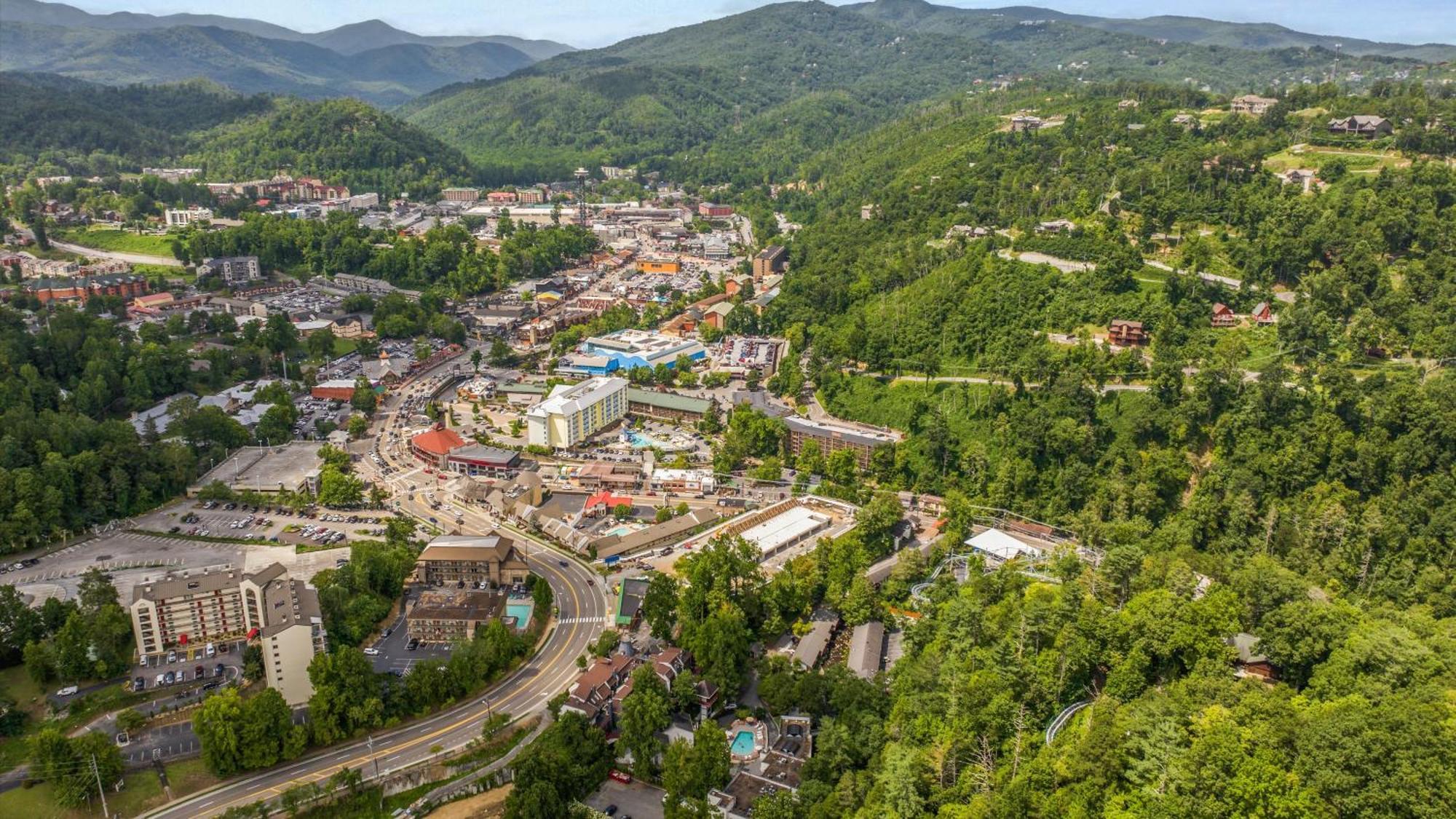 Whiskey Ridge Lodge, A Restored 1940S Gem, 2 Mins From Downtown, Breathtaking City Views, Custom Game Room, And Spacious Elegance Gatlinburg Eksteriør bilde