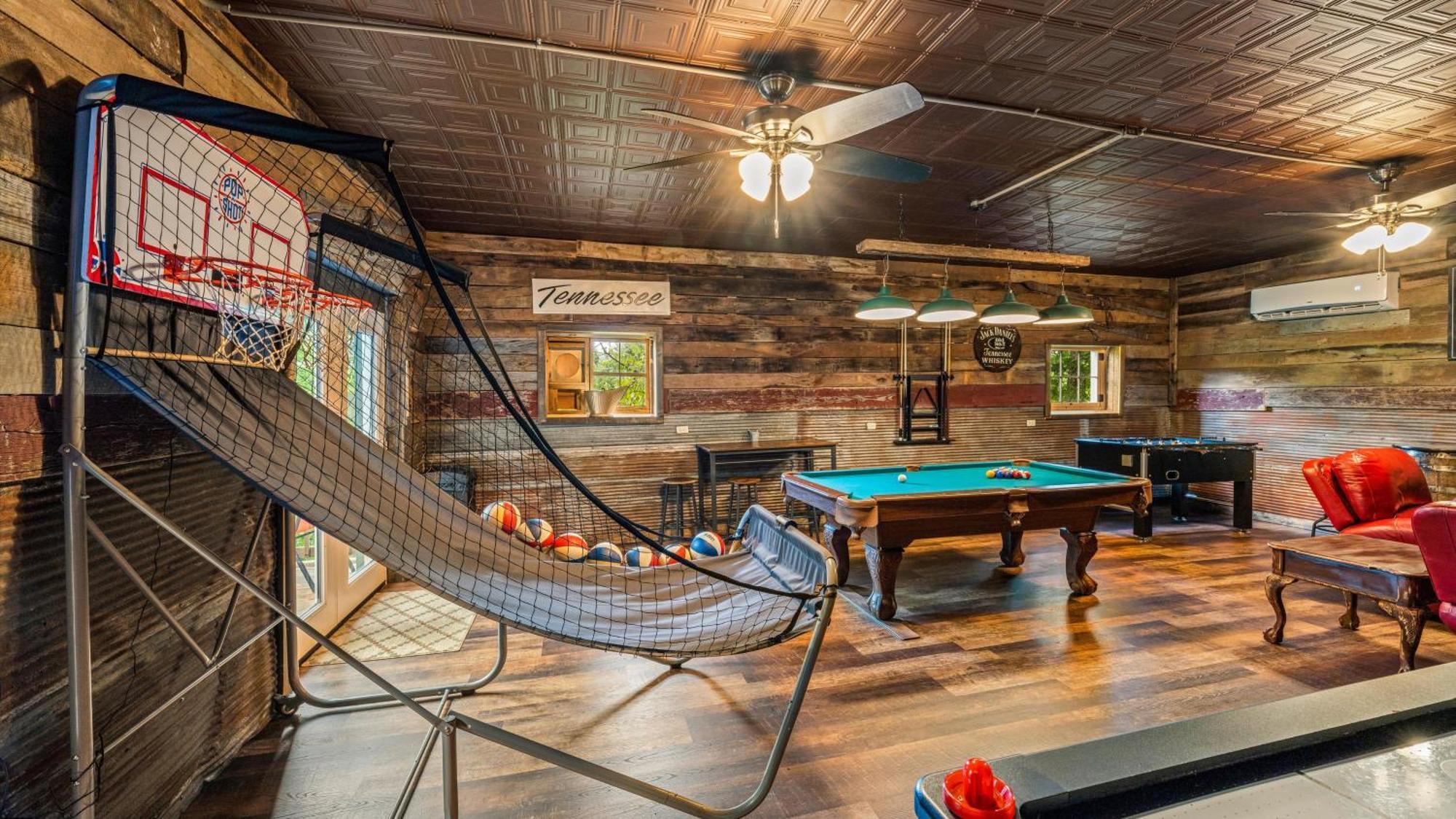 Whiskey Ridge Lodge, A Restored 1940S Gem, 2 Mins From Downtown, Breathtaking City Views, Custom Game Room, And Spacious Elegance Gatlinburg Eksteriør bilde