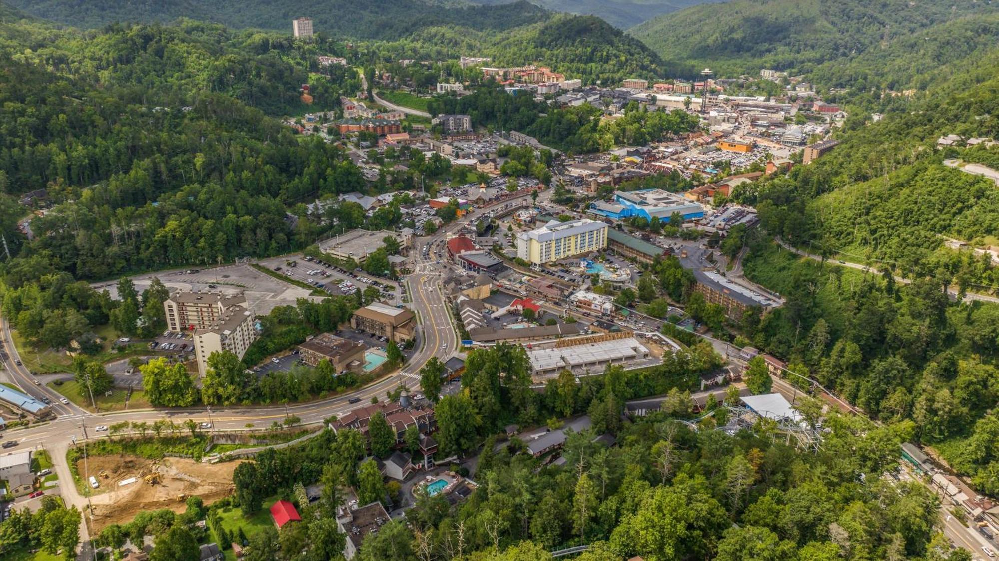 Whiskey Ridge Lodge, A Restored 1940S Gem, 2 Mins From Downtown, Breathtaking City Views, Custom Game Room, And Spacious Elegance Gatlinburg Eksteriør bilde