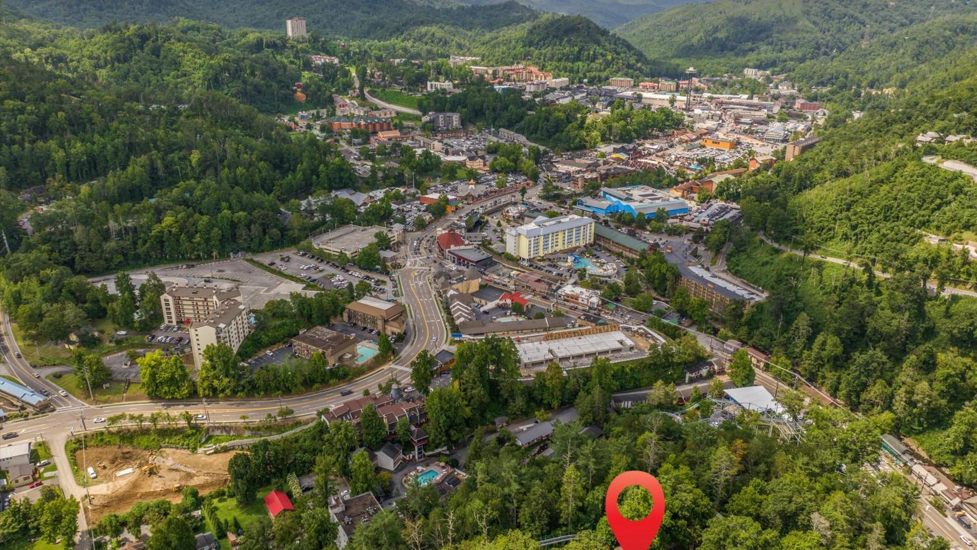 Whiskey Ridge Lodge, A Restored 1940S Gem, 2 Mins From Downtown, Breathtaking City Views, Custom Game Room, And Spacious Elegance Gatlinburg Eksteriør bilde