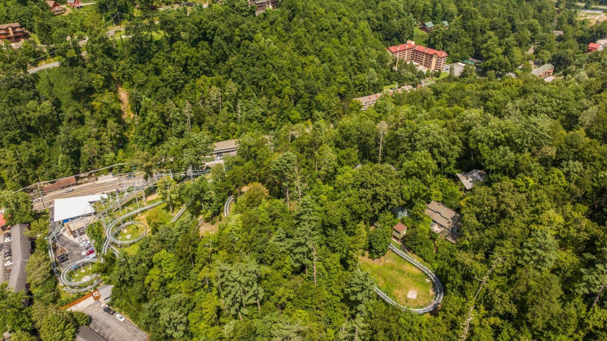 Whiskey Ridge Lodge, A Restored 1940S Gem, 2 Mins From Downtown, Breathtaking City Views, Custom Game Room, And Spacious Elegance Gatlinburg Eksteriør bilde