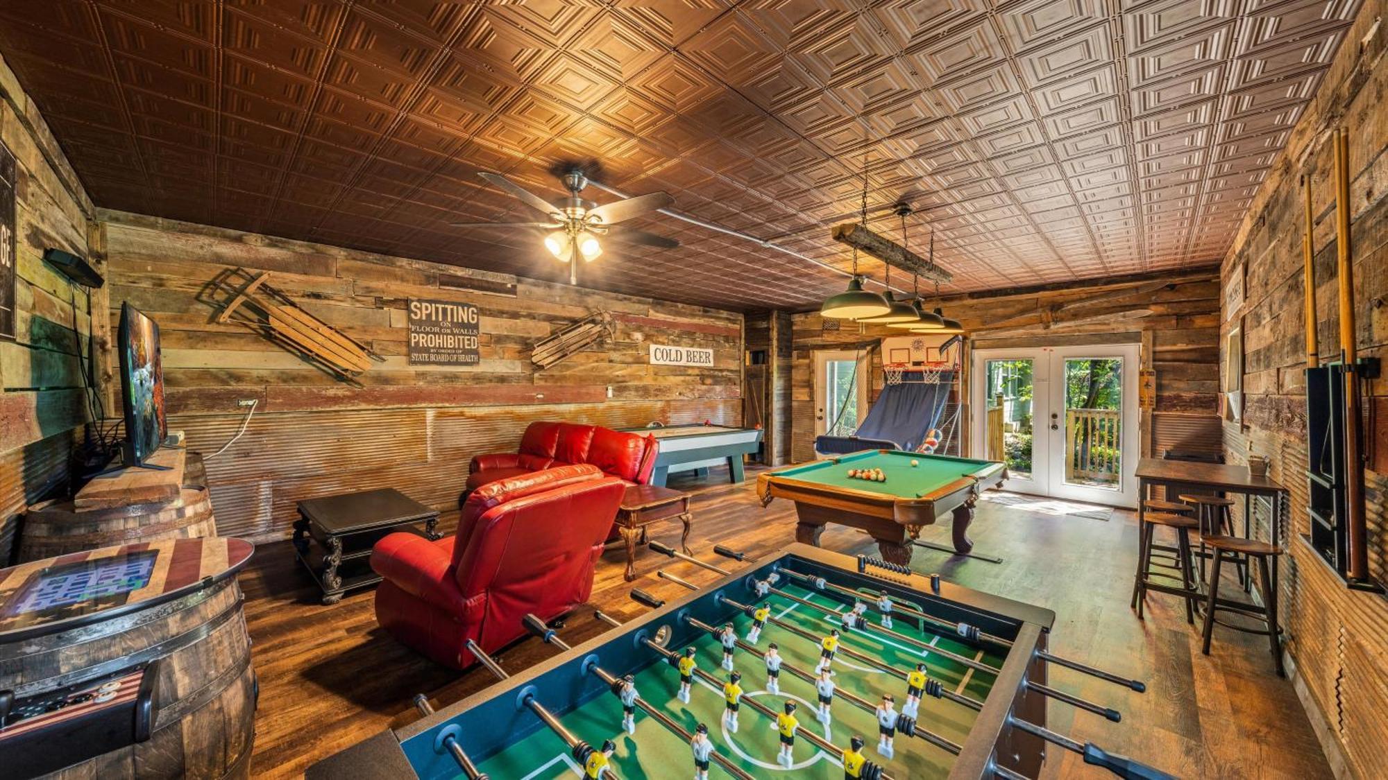 Whiskey Ridge Lodge, A Restored 1940S Gem, 2 Mins From Downtown, Breathtaking City Views, Custom Game Room, And Spacious Elegance Gatlinburg Eksteriør bilde